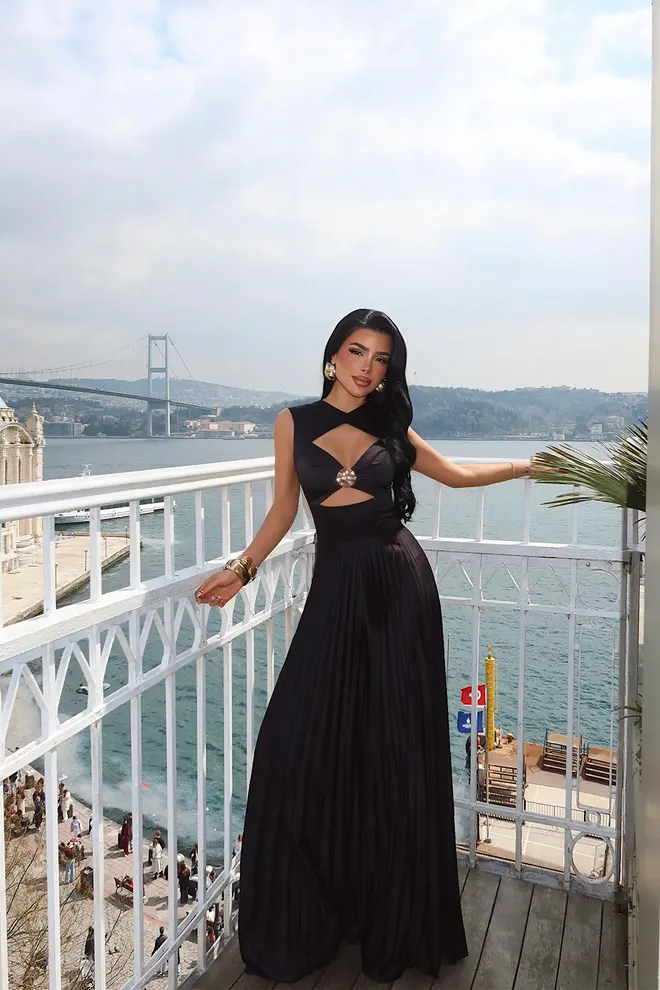 EYYO ATELIER Zwarte Getailleerde Jumpsuit Met Sleutelgat Hals Groothandel Kleding 1