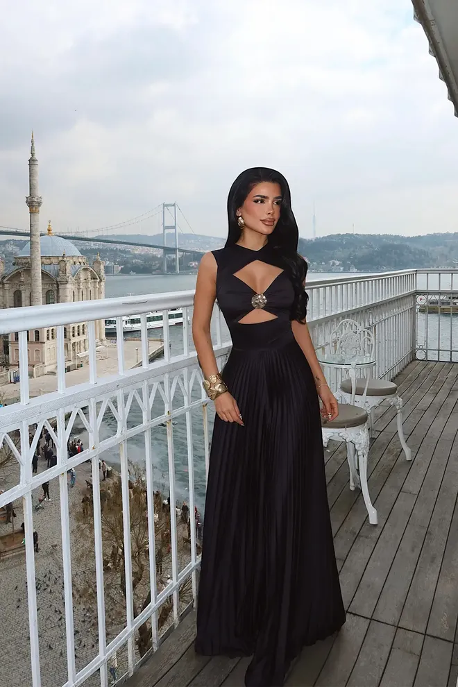 EYYO ATELIER Zwarte Getailleerde Jumpsuit Met Sleutelgat Hals Groothandel Kleding Cocktail