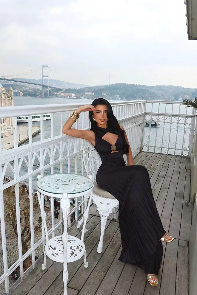 EYYO ATELIER Zwarte Getailleerde Jumpsuit Met Sleutelgat Hals Groothandel Kleding Formeel