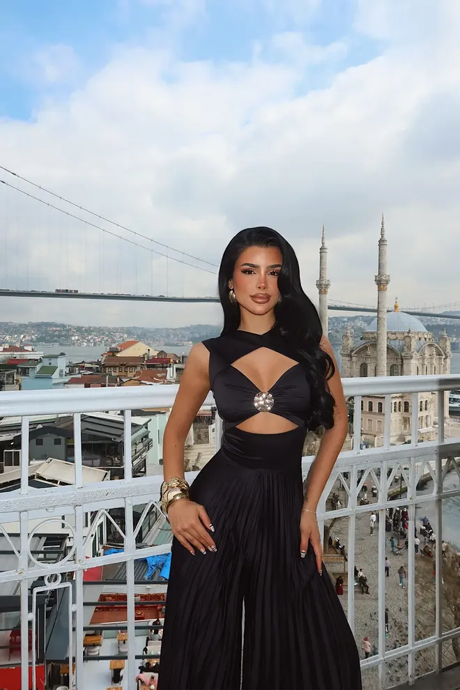 EYYO ATELIER Zwarte Getailleerde Jumpsuit Met Sleutelgat Hals Groothandel Kleding Lente