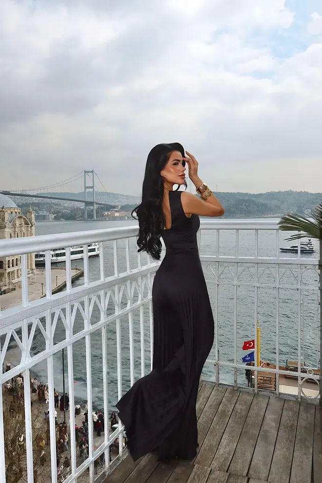 EYYO ATELIER Zwarte Getailleerde Jumpsuit Met Sleutelgat Hals Groothandel Kleding 5