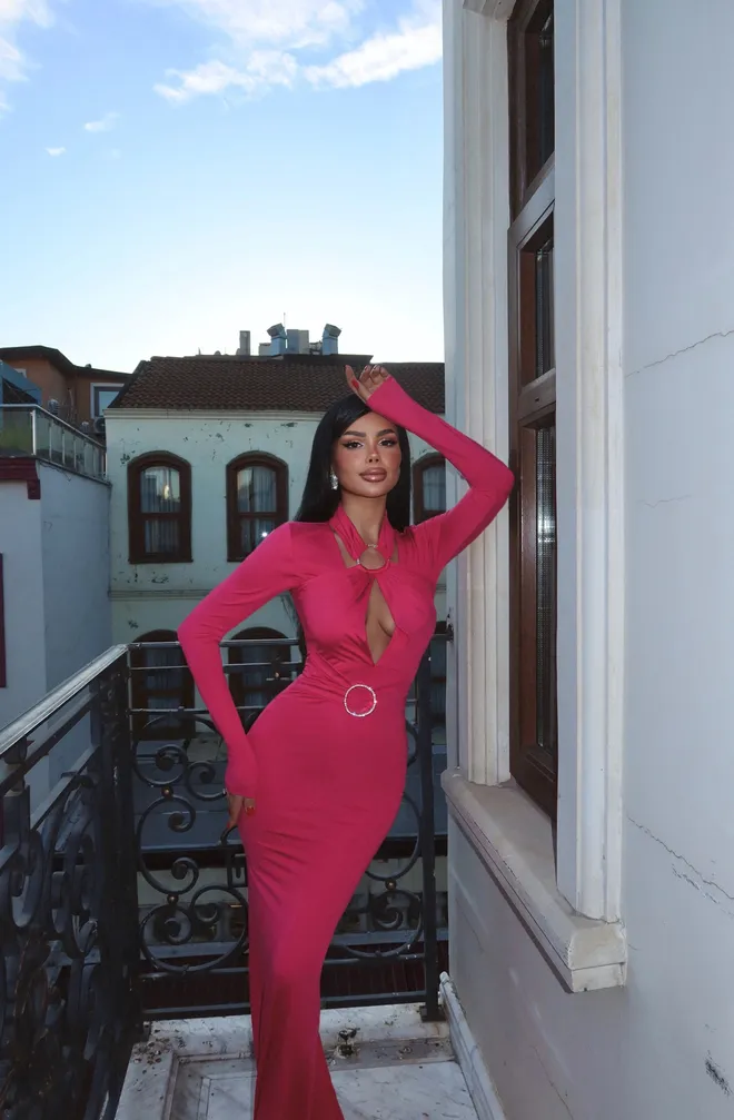 EYYO ATELIER Długa Sukienka Z Oknem W Kolorze Fuksji Hurtowa sprzedaż odzieży Elegancki