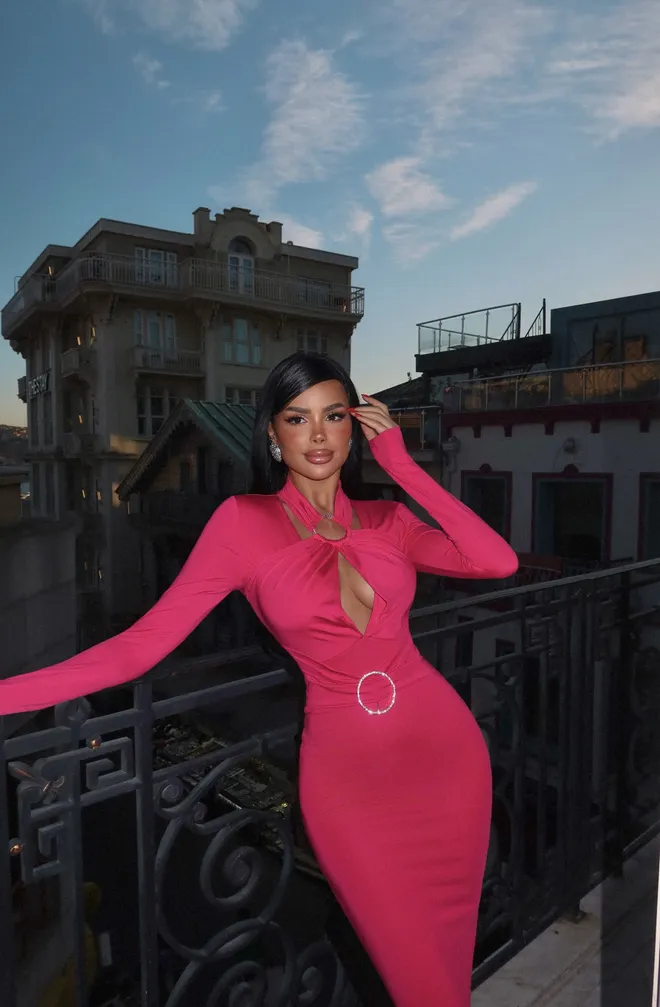 EYYO ATELIER Długa Sukienka Z Oknem W Kolorze Fuksji Hurtowa sprzedaż odzieży Wesele