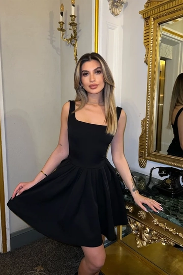 Ein Bekleidungsmodell aus dem Großhandel trägt  Minikleid Mit Quadratischem Ausschnitt – Schwarz
, türkischer Großhandel Kleid von EYYO