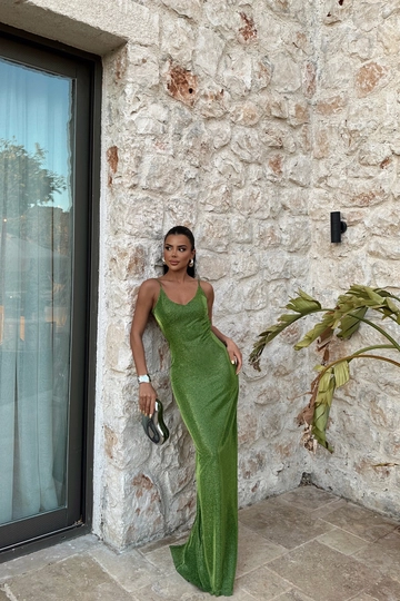 Ein Bekleidungsmodell aus dem Großhandel trägt  Grünes Glitzerndes Langes Trägerkleid
, türkischer Großhandel Kleid von EYYO