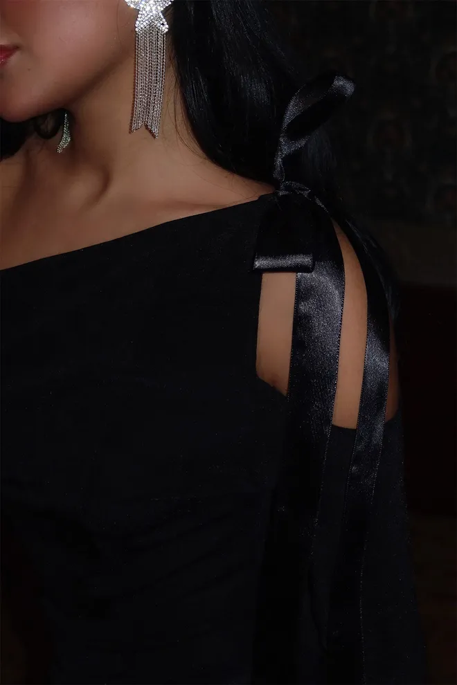 EYYO ATELIER Črna Mini Obleka Z Enim Rokavom Oblačila na debelo Brez blaga