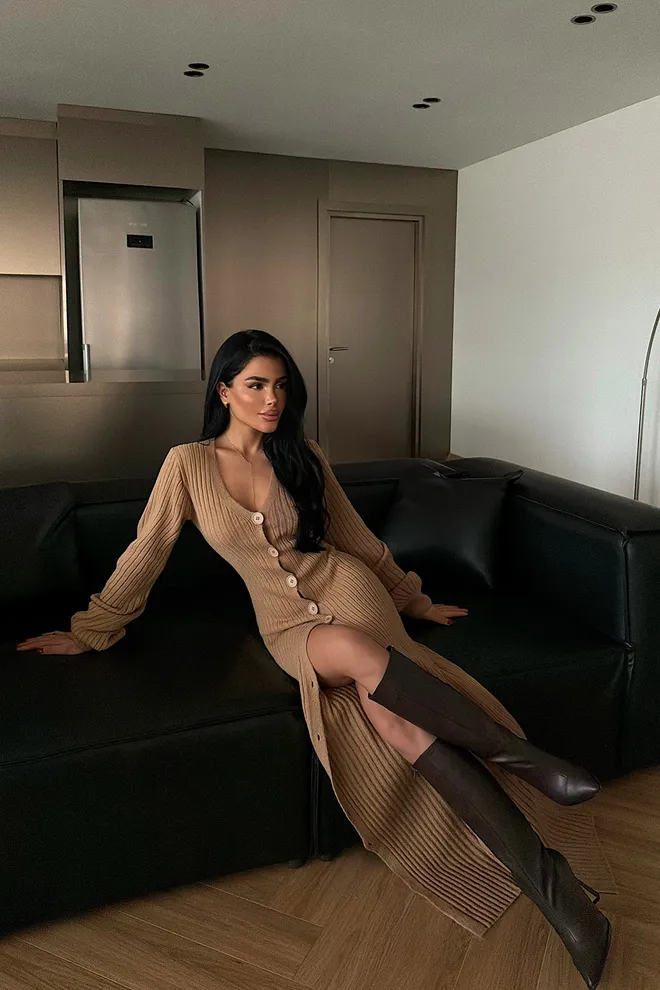 Umay Elegancka Beżowa Sukienka Sweter Z Dekoltem W Serek Hurtowa sprzedaż odzieży Casual