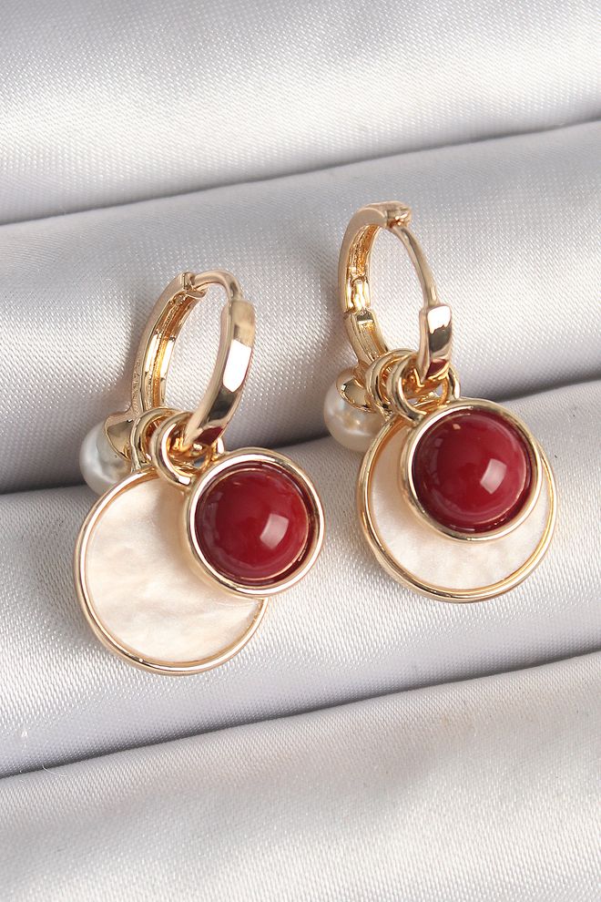 Ebijuteri أقراط نسائية نحاسية باللون الذهبي المتأرجح باللون الأبيض المطلي بالمينا وتفاصيل بورجوندي ملابس بالجملة 0