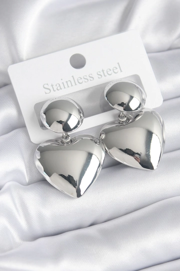 A wholesale clothing model wears  316L Steel Silver Color Heart Model Women's Earrings
, Turkish wholesale Earring of Ebijuteri