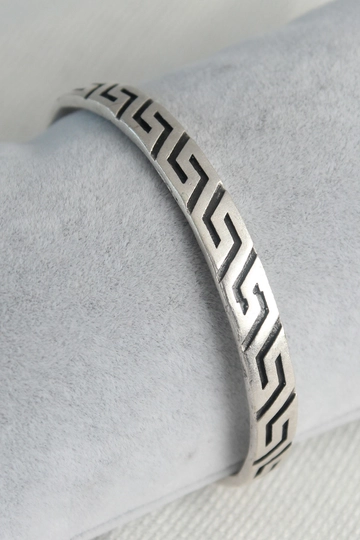Ein Bekleidungsmodell aus dem Großhandel trägt  Authentisches Modell Silberfarbenes Herrenarmband Mit Gravurdetail
, türkischer Großhandel Armband von Ebijuteri