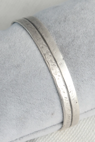 A wholesale clothing model wears  Authentic Model Silver Color Motif Detail Men's Bracelet
, Turkish wholesale Bracelet of Ebijuteri