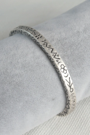 Een kledingmodel uit de groothandel draagt  Authentieke zilveren kleur motief graveerplaat herenarmband
, Turkse groothandel Armband van Ebijuteri