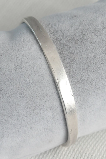 A wholesale clothing model wears  Authentic Silver Color Motif Plate Men's Bracelet
, Turkish wholesale Bracelet of Ebijuteri