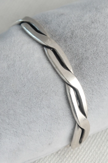 Ein Bekleidungsmodell aus dem Großhandel trägt  Authentisches Silberfarbenes Herrenarmband Mit Motivgravurplatte
, türkischer Großhandel Armband von Ebijuteri
