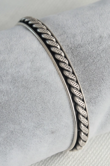 Een kledingmodel uit de groothandel draagt  Authentieke zilveren kleur motief gravure detailplaat herenarmband
, Turkse groothandel Armband van Ebijuteri