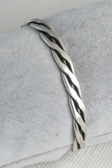 Ein Bekleidungsmodell aus dem Großhandel trägt  Authentisches Silberfarbenes  Mit Motiv Besticktes Herrenarmband
, türkischer Großhandel Armband von Ebijuteri