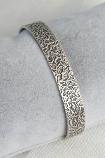 Una modella di abbigliamento all'ingrosso indossa  Bracciale da uomo con piastra dettaglio lavorazione colore argento modello autentico
, vendita all'ingrosso turca di Braccialetto di Ebijuteri