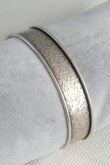 Ein Bekleidungsmodell aus dem Großhandel trägt  Authentisches Silberfarbenes Herrenarmband Mit Motivgravur Und Detailplatte
, türkischer Großhandel Armband von Ebijuteri
