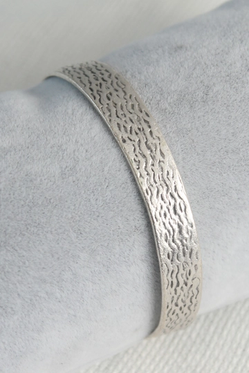 Een kledingmodel uit de groothandel draagt  Authentiek model herenarmband met zilverkleurig motief en gegraveerde plaat
, Turkse groothandel Armband van Ebijuteri