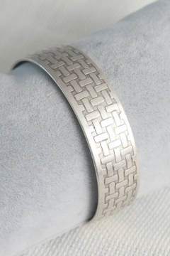 A wholesale clothing model wears ebj16697-authentic-silver-color-motif-engraving-detail-plate-men's-bracelet, Turkish wholesale Bracelet of Ebijuteri