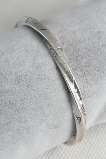 A wholesale clothing model wears  Authentic Silver Color Motif Engraving Detail Men's Bracelet
, Turkish wholesale Bracelet of Ebijuteri