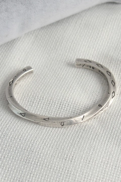 A wholesale clothing model wears ebj16700-authentic-silver-color-motif-engraving-detail-men's-bracelet, Turkish wholesale Bracelet of Ebijuteri