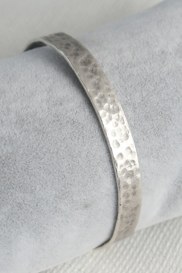 Bir model, Ebijuteri toptan giyim markasının  Otantik Gümüş Renk İşleme Detay Plaka Erkek Bileklik
 toptan Bileklik ürününü sergiliyor.