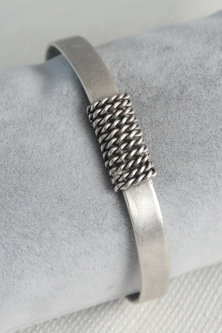 A wholesale clothing model wears ebj16682-authentic-silver-color-chain-processing-plate-model-men's-bracelet, Turkish wholesale Bracelet of Ebijuteri