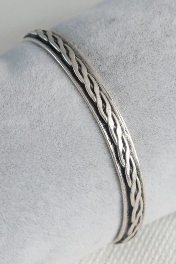 Ein Bekleidungsmodell aus dem Großhandel trägt  Authentisches Modell  Silberfarbenes Herrenarmband Mit Gravierter Platte
, türkischer Großhandel Armband von Ebijuteri