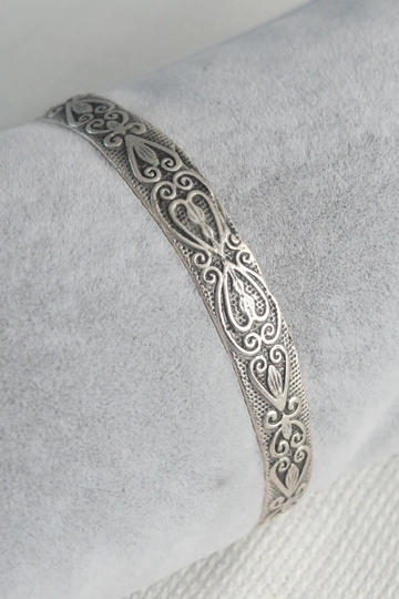 A wholesale clothing model wears  Authentic Silver Color Motif Engraving Plate Men's Bracelet
, Turkish wholesale Bracelet of Ebijuteri
