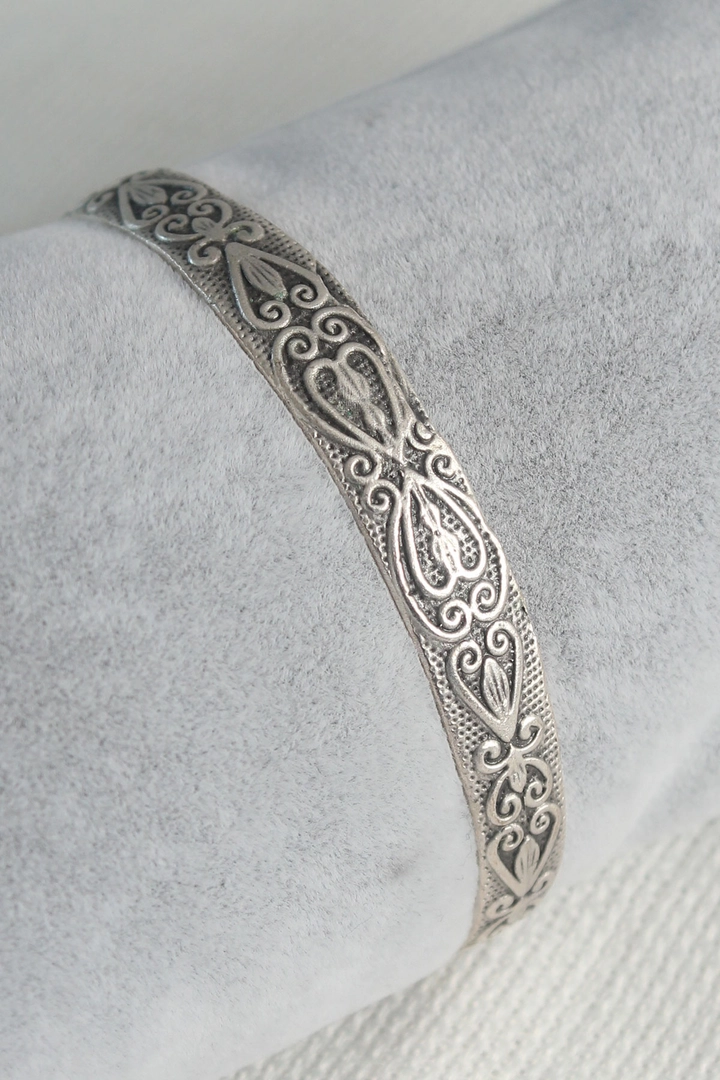 A wholesale clothing model wears ebj16684-authentic-silver-color-motif-engraving-plate-men's-bracelet, Turkish wholesale Bracelet of Ebijuteri