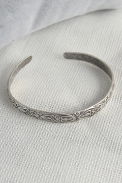 A wholesale clothing model wears ebj16684-authentic-silver-color-motif-engraving-plate-men's-bracelet, Turkish wholesale Bracelet of Ebijuteri