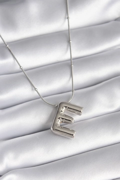 A wholesale clothing model wears ebj16862-316l-steel-silver-color-bubble-"e"-letter-model-women's-necklace, Turkish wholesale Necklace of Ebijuteri
