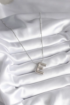 A wholesale clothing model wears ebj16862-316l-steel-silver-color-bubble-"e"-letter-model-women's-necklace, Turkish wholesale Necklace of Ebijuteri