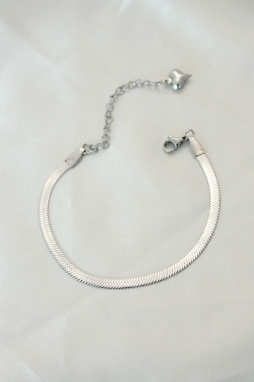 Ein Bekleidungsmodell aus dem Großhandel trägt  Stahlarmband - Silber
, türkischer Großhandel Armband von Ebijuteri