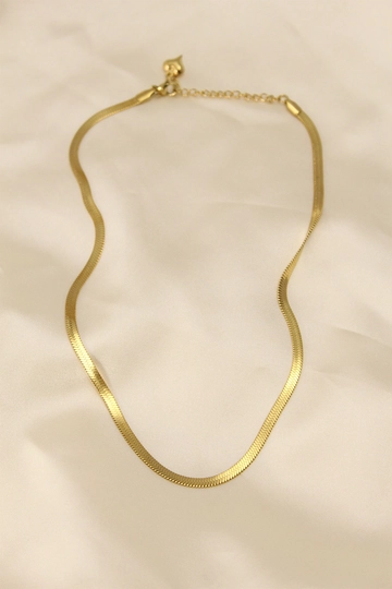 Una modella di abbigliamento all'ingrosso indossa  Collana in Acciaio - Oro
, vendita all'ingrosso turca di Collana di Ebijuteri