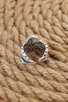 A wholesale clothing model wears 21789 - Adjustable Ring - Silver, Turkish wholesale Ring of Ebijuteri