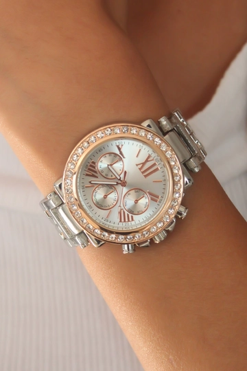 Ein Bekleidungsmodell aus dem Großhandel trägt  Uhr - Silber und Rose
, türkischer Großhandel Uhr von Ebijuteri