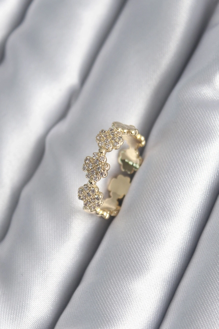 A wholesale clothing model wears ebj16395-brass-gold-color-zircon-stone-detail-clover-model-women's-ring, Turkish wholesale Ring of Ebijuteri