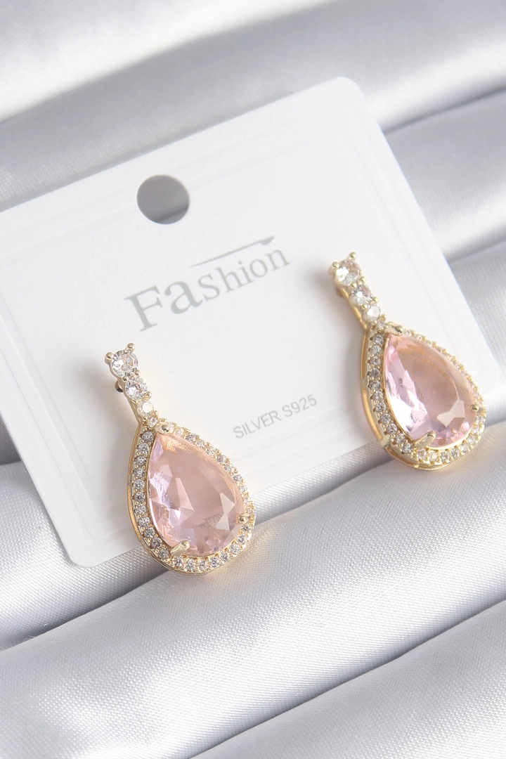 A wholesale clothing model wears ebj16574-brass-gold-color-zircon-stone-detail-drop-pink-zircon-stone-model-women's-earrings, Turkish wholesale Earring of Ebijuteri