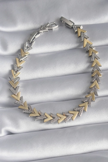 Ein Bekleidungsmodell aus dem Großhandel trägt  Damenarmband Aus Messing  Goldfarben  Silberfarben  Zirkonstein-Detail  V-Modell  VIP-Serie
, türkischer Großhandel Armband von Ebijuteri