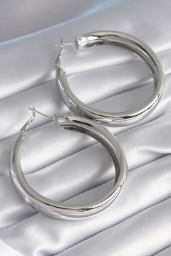 A wholesale clothing model wears ebj16661-brass-silver-color-ring-model-women's-earrings, Turkish wholesale Earring of Ebijuteri
