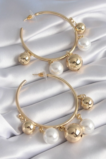 A wholesale clothing model wears  Brass Gold Color Hoop Model Hanging Ball Detail Women's Earrings
, Turkish wholesale Earring of Ebijuteri
