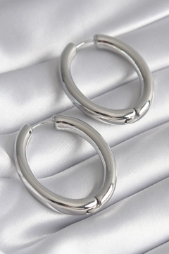 A wholesale clothing model wears ebj16675-brass-silver-color-ring-model-women's-earrings, Turkish wholesale Earring of Ebijuteri