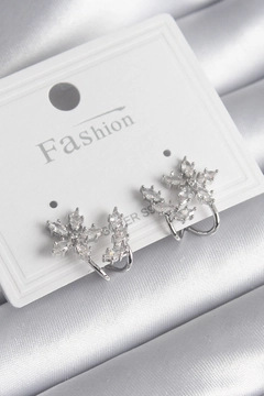 A wholesale clothing model wears ebj16746-brass-silver-color-zircon-stone-flower-model-women's-earrings, Turkish wholesale Earring of Ebijuteri