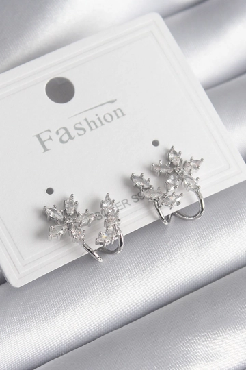 A wholesale clothing model wears  Brass Silver Color Zircon Stone Flower Model Women's Earrings
, Turkish wholesale Earring of Ebijuteri