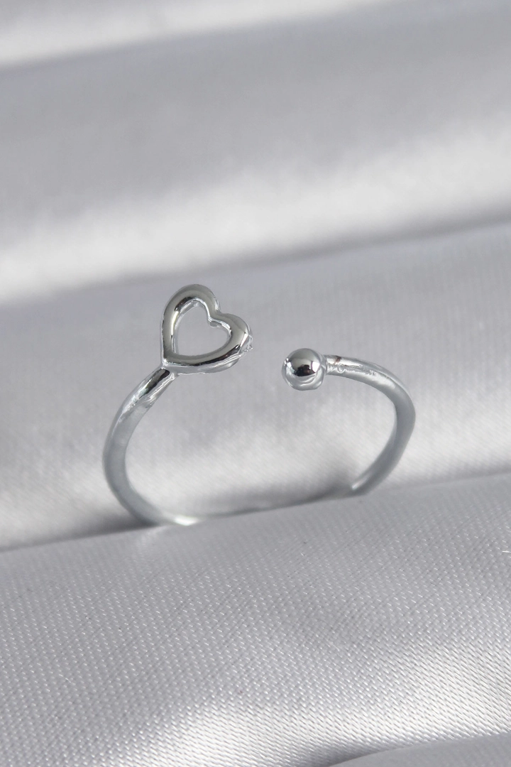 A wholesale clothing model wears ebj16750-brass-silver-color-heart-model-women's-ring, Turkish wholesale Ring of Ebijuteri