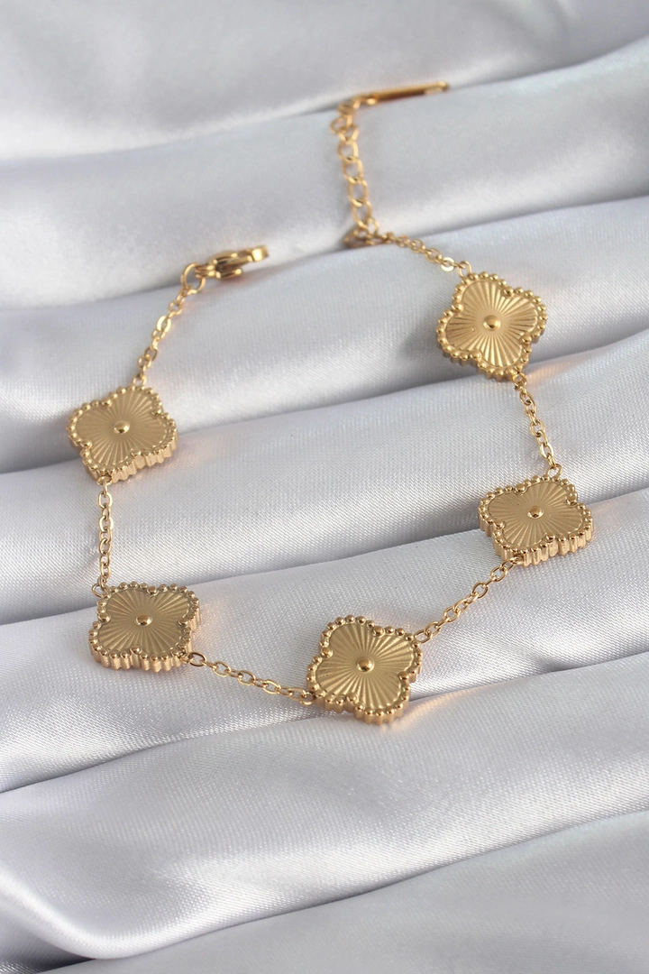 A wholesale clothing model wears ebj16782-316l-steel-gold-color-clover-model-processing-detail-women's-bracelet, Turkish wholesale Bracelet of Ebijuteri