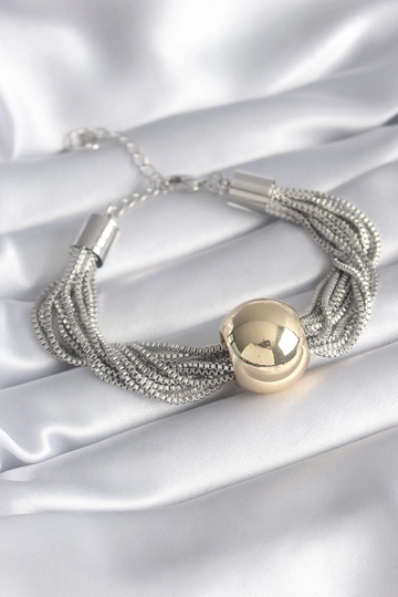 Een kledingmodel uit de groothandel draagt  316L stalen armband zilverkleurig goud topmodel damesarmband
, Turkse groothandel Armband van Ebijuteri