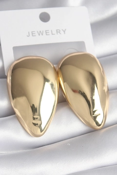 A wholesale clothing model wears ebj16843-brass-gold-color-almond-model-women's-earrings, Turkish wholesale Earring of Ebijuteri